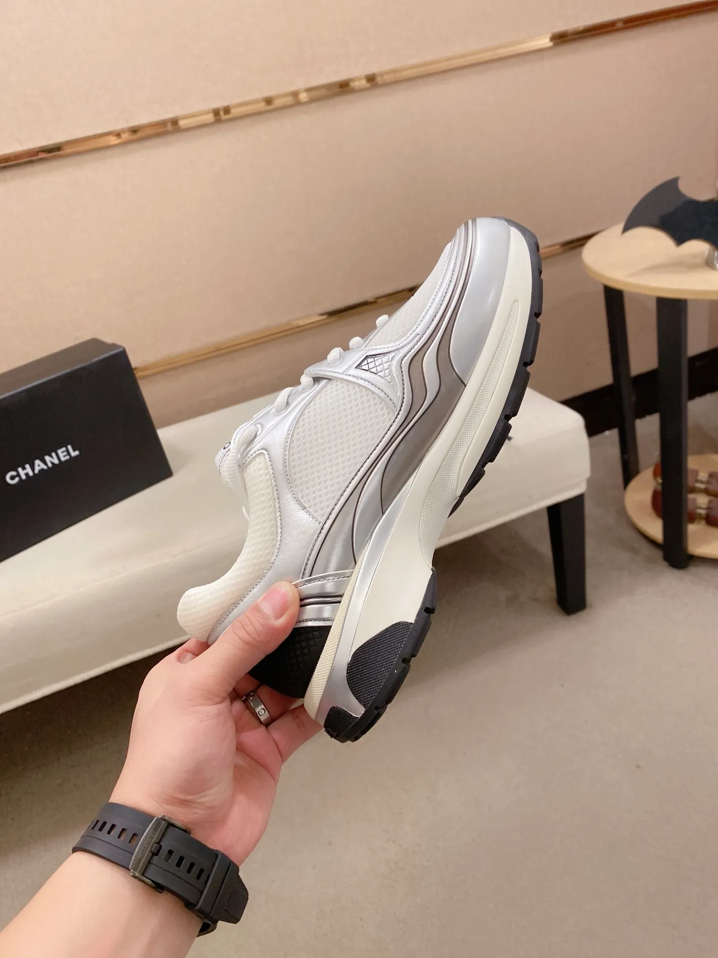 Factory price: 620💰 Chanel Chanel - 2026 counter top casual sports shoes This classic design; the upper is electro-embroidered with a variety of techniques; the outsole is fashionable and sporty; the extraordinary inclusion of a variety of color matching elements... The diversified mix and match is very beautiful and versatile, casual, fashionable, sports and outdoor can be taken into account... ꫛꫀꪝ Go➫ Material: ❶Upper is made of: Original imported high-mercerized smooth cow suede + special anti-mesh fabric ❷Inner use: original imported breathable mesh ❸Outsole based on: original TPU combination outsole Full set of boutique packaging for women 35–41 men 38-45